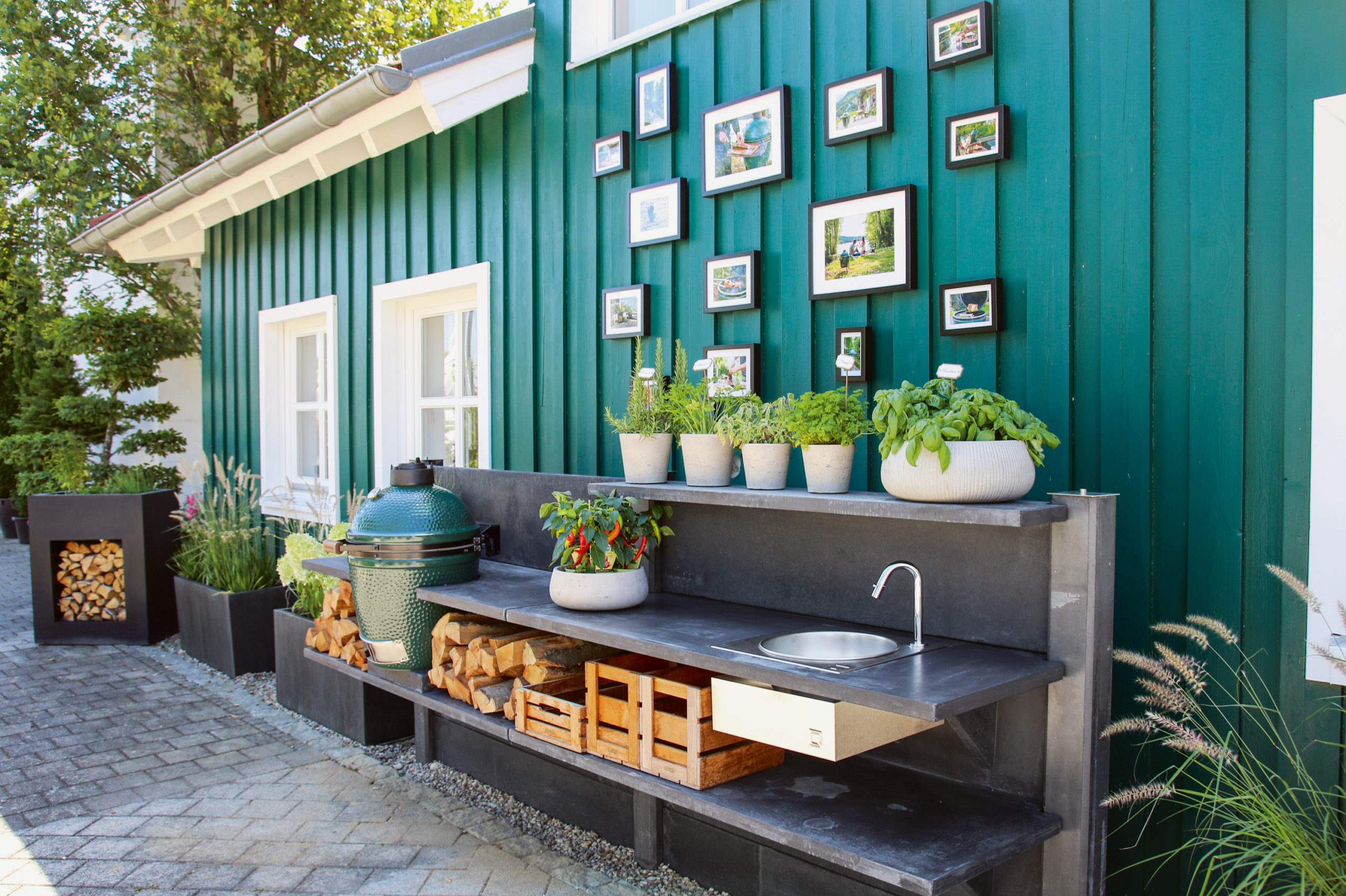 Egal ob im Garten oder auf der Dachterrasse – mit den Outdoor-Küchen von WWOO wird das Kochen zum Erlebnis. (Foto: epr/WWOO)