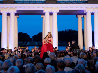 Die Preisträgerinnen Sara Gouzy und Alice Lackner (v.l.) bei der Operngala 2019 im Rheinsdorfer Schlosshof. Foto: Uwe Hauth