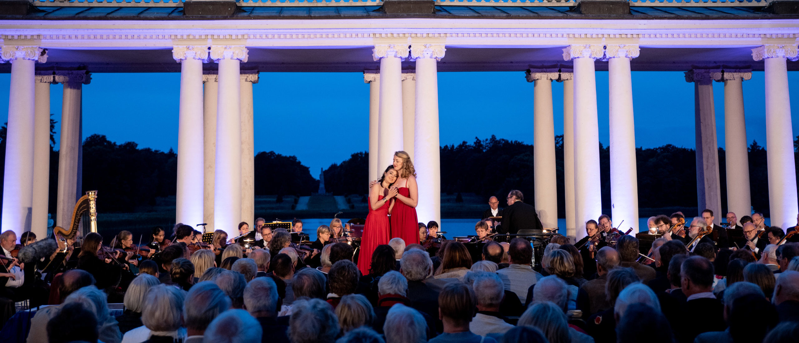 Die Preisträgerinnen Sara Gouzy und Alice Lackner (v.l.) bei der Operngala 2019 im Rheinsdorfer Schlosshof. Foto: Uwe Hauth