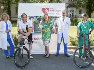 Aktiv für herzkranke Kinder (v. l. n. r.): Prof. Dr. med. Katharina Schmitt (Oberärztin der H4, Forschungs- und Lehrbeauftragte/Deutsches Herzzentrum Berlin), Schauspieler Uwe Rohde, Sylvia Paul (Vorstand Stiftung HerzKinder), Prof. Dr. med Felix Berger (Direktor der Klinik für Angeborene Herzfehler – Kinderkardiologie/Deutsches Herzzentrum Berlin) und Prof. Dr. med. Stanislav Ovroutski (Oberarzt für prä- und perioperatives Patientenmanagement/Deutsches Herzzentrum Berlin). Fotos: Vistapress / Georg Chlebarov