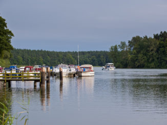 Das Wassersportparadies rund um Himmelpfort ist ideal mit dem Hausboot zu erkunden, Foto: TMB/Yorck Maecke