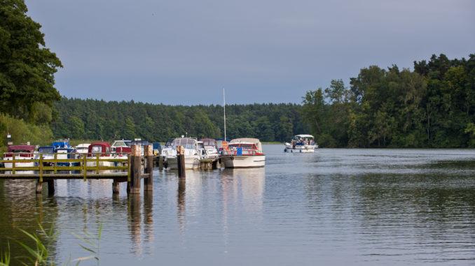 Das Wassersportparadies rund um Himmelpfort ist ideal mit dem Hausboot zu erkunden, Foto: TMB/Yorck Maecke